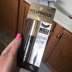 Voluminous carbon black waterproof mascara L’Oréal
